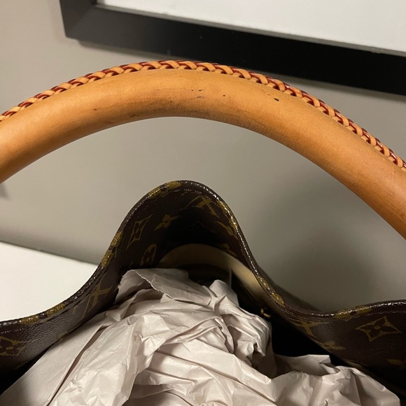 Authentic Louis Vuitton Monogram Artsy MM - Picture 4 of 16